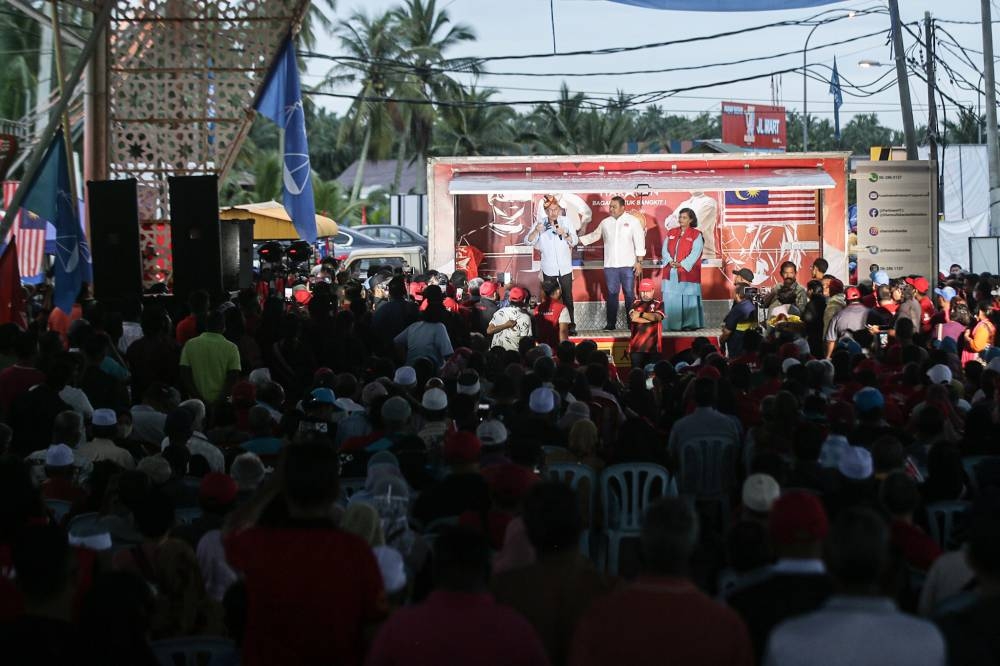 Pakatan Harapan chairman Datuk Seri Anwar Ibrahim delivers his speech at the Harapan Bagan Tour with PH candidates in Bagan Datuk, Perak, November 14, 2022. — Picture by Farhan Najib