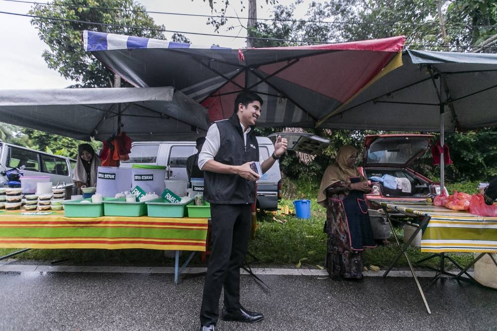 Muda candidate for Parliament P.146 Muar, Syed Saddiq Syed Abdul Rahman during a walkabout at a night market in Parti Amat, Muar, November 11, 2022. — Picture by Hari Anggara