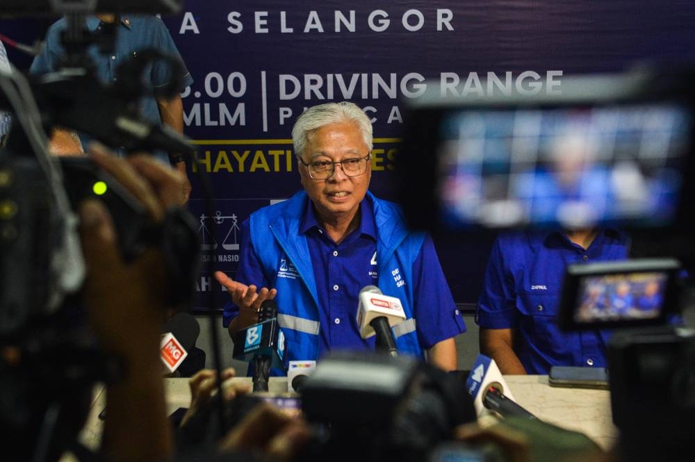 Datuk Seri Ismail Sabri Yaakob (centre) speaks during a Kuala Selangor youth programme in Puncak Alam November 14, 2022. — Picture by Miera Zulyana