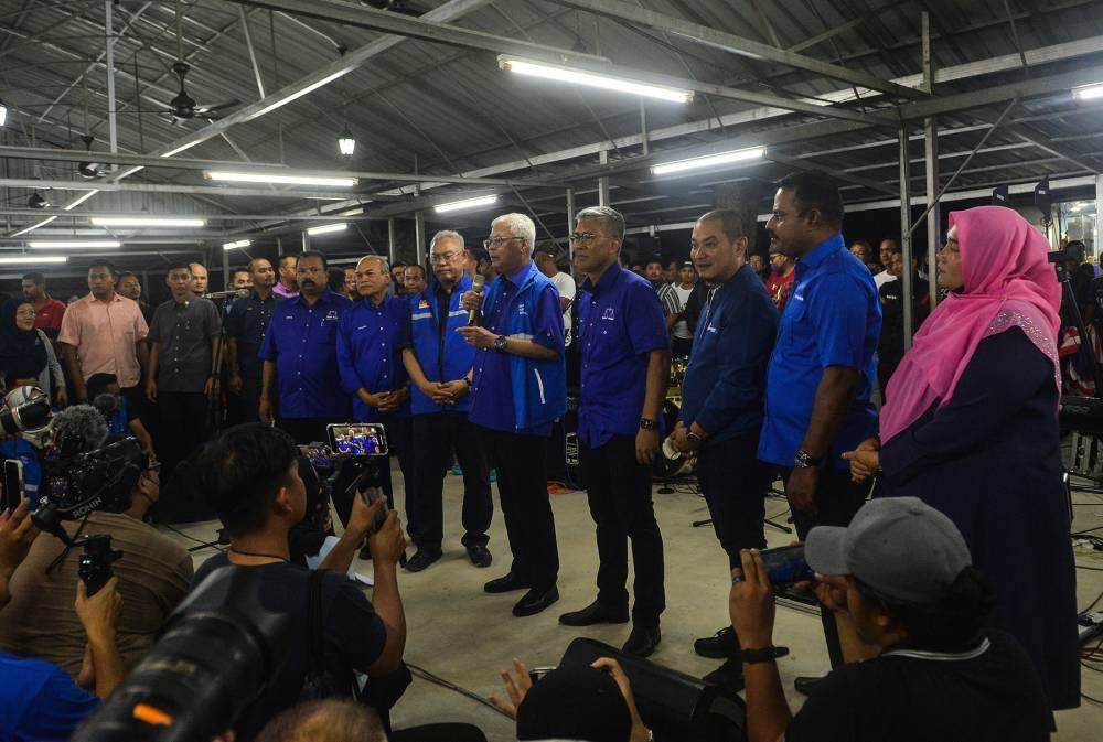 Datuk Seri Ismail Sabri Yaakob (centre) speaks during a Kuala Selangor youth programme in Puncak Alam November 14, 2022. — Picture by Miera Zulyana