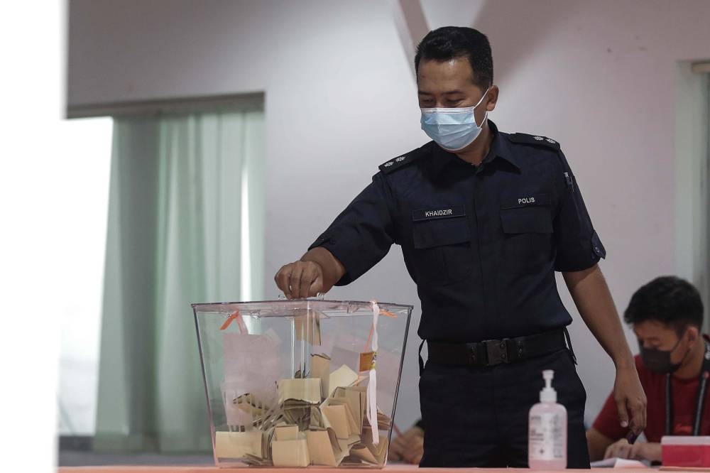 A Federal Reserve Unit personnel casts his ballot during early voting for GE15 in Seremban November 15, 2022. — Picture by Sayuti Zainudin