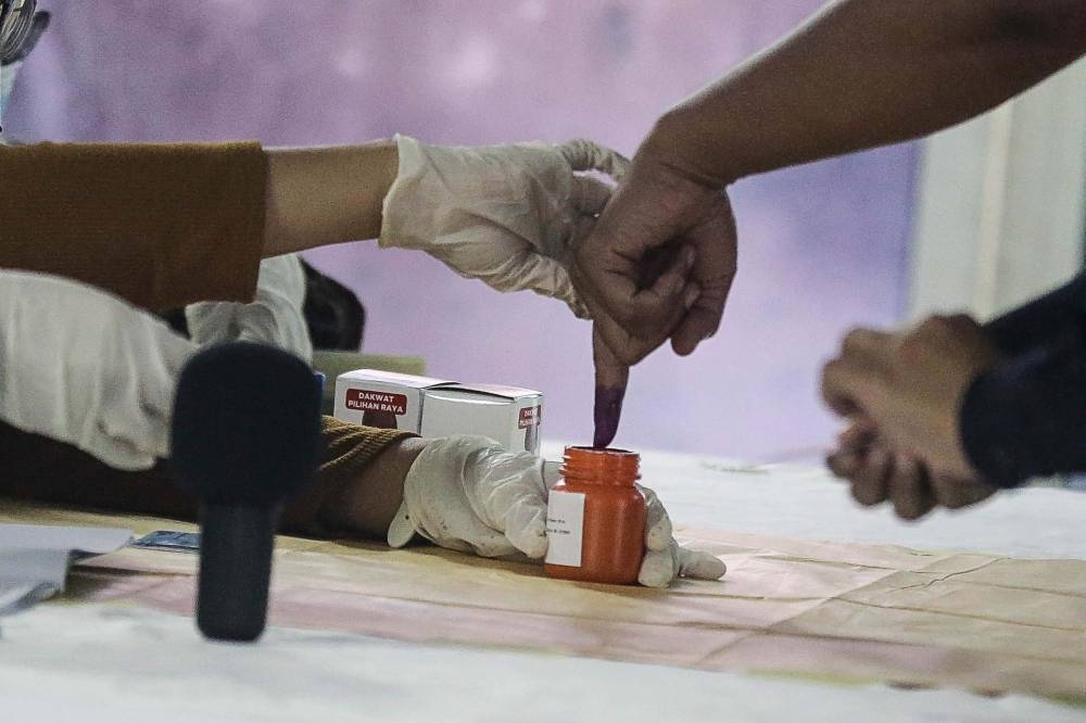 Yesterday, Health director-general Tan Sri Dr Noor Hisham Abdullah said COovid-positive individuals who will cast their ballots in the GE15 must wear face masks, while the use of face masks for other voters is strongly encouraged. ― Picture by Sayuti Zainudin