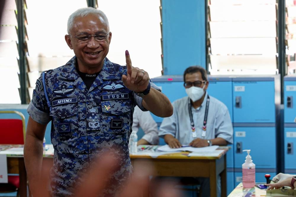 Tan Sri Affendi Buang shows his ink-stained finger after casting his ballot during early voting for GE15 at Sekolah Kebangsaan Desa Tun Hussein Onn in Kuala Lumpur November 15, 2022. — Bernama pic