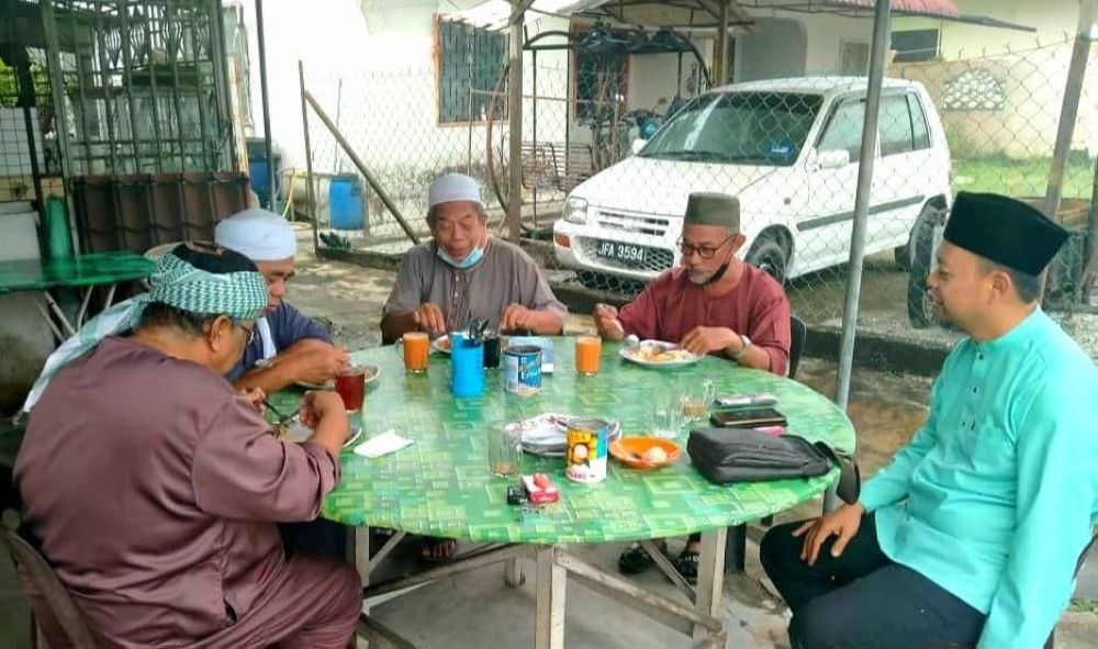 Gerakan Tanah Air candidate for the Sri Gading parliamentary seat, Mahdzir Ibrahim (far right), with local residents while campaigning in Parit Raja, Sri Gading November 15, 2022. — Picture courtesy of Mahdzir Ibrahim