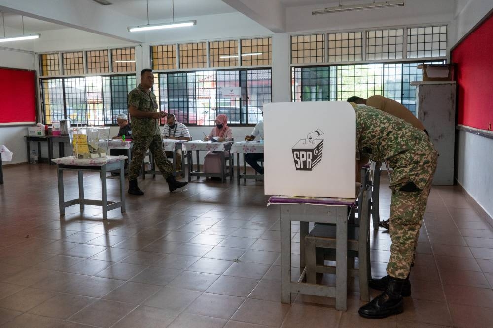 A Malaysian Royal Army officer casts his ballot during the early voting ahead of the 15th general election in Kem Lapangan Terbang, Sungai Petani, Kedah, November 15, 2022. — Picture by Shafwan Zaidon