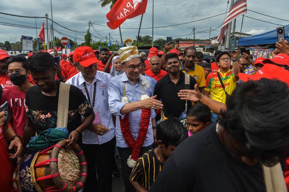 Datuk Seri Anwar Ibrahim and Pakatan Harapan candidate for Kuala Selangor Datuk Seri Dzulkefly Ahmad arrive during a meet-and-greet with residents of Bukit Badong, Kuala Selangor, November 15, 2022. — Picture by Miera Zulyana