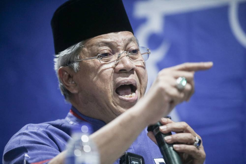 The axed Umno warlord pleaded that there was still time for winds of change to side with BN if the voters are more careful in choosing their preferred coalition. — Picture by Farhan Najib