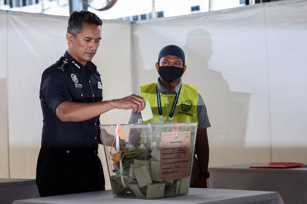 Penang police chief Datuk Mohd Shuhaily Mohd Zain casts his vote during early voting at Dewan Mutiara, Penang contingent police headquarters, George Town, November 15, 2022. — Bernama pic 