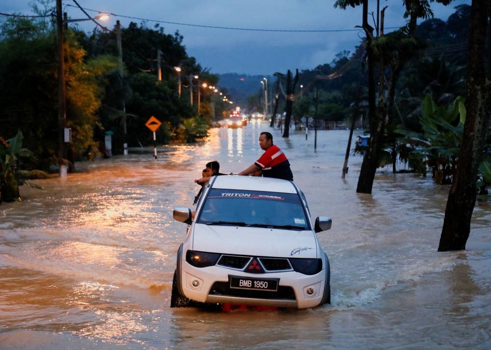 A pickup truck wades through a flooded area, following heavy rainfall in Klang, Selangor, November 10, 2022. — Reuters pic 