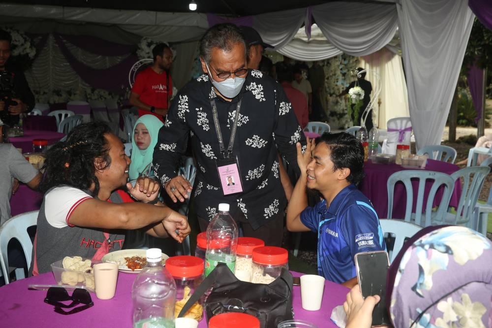 Datuk Seri Dzulkefly Ahmad visits a wedding in Kampung Bukit Kucing, Kuala Selangor, November 5, 2022. — Picture by Choo Choy May