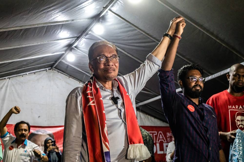 Pakatan Harapan chairman Datuk Seri Anwar Ibrahim with Pakatan Harapan candidate for Batu P Prabakaran during an election campaign rally in Taman Dato Senu, November 15, 2022. — Picture by Firdaus Latif