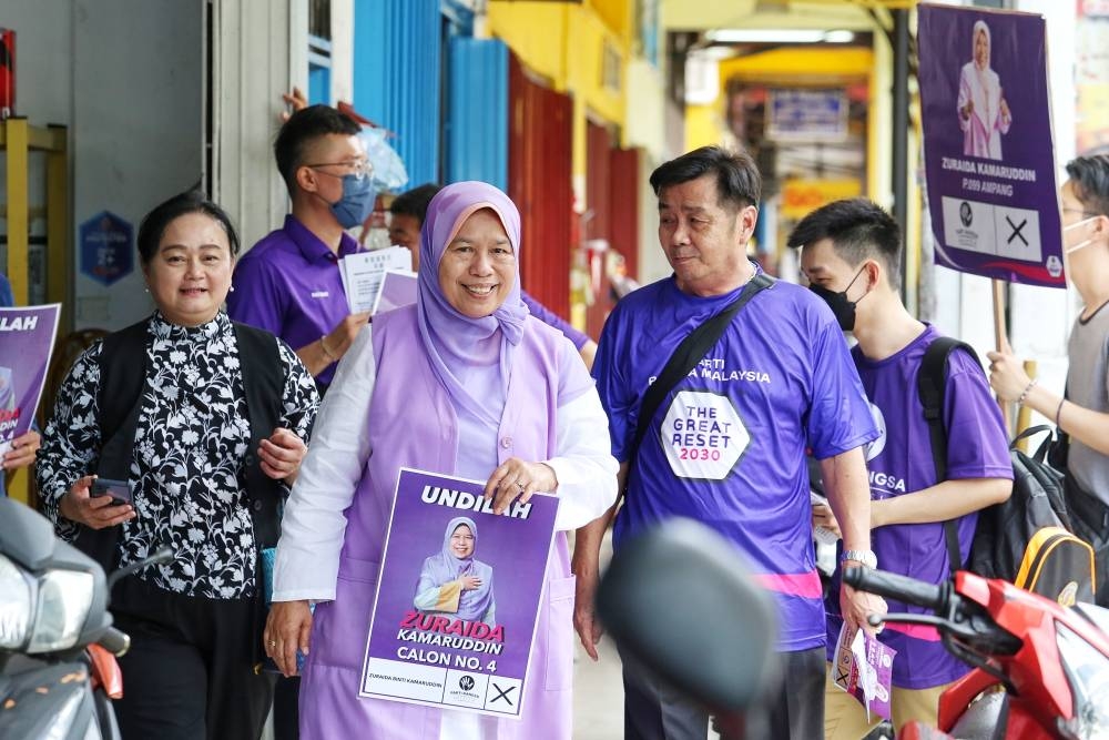 Datuk Zuraida Kamaruddin meeting voters during her walkabout in Taman Kosas, Ampang November 9, 2022. — Picture by Choo Choy May