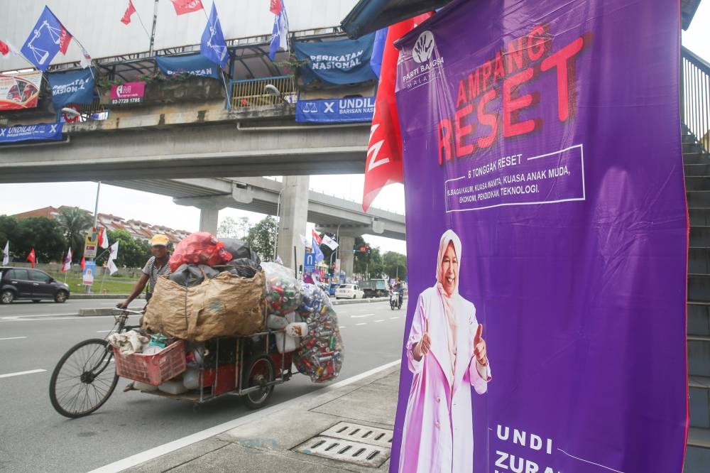 Party flags and banners pictured around Ampang November 11, 2022. — Picture by Choo Choy May
