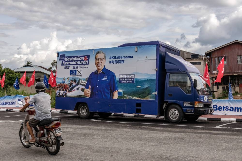 A campaign truck promoting Barisan's GE15 candidate for Bentong, Tan Sri Liow Tiong Lai, is seen near Kampung Pertin November 9, 2022. — Picture by Firdaus Latif