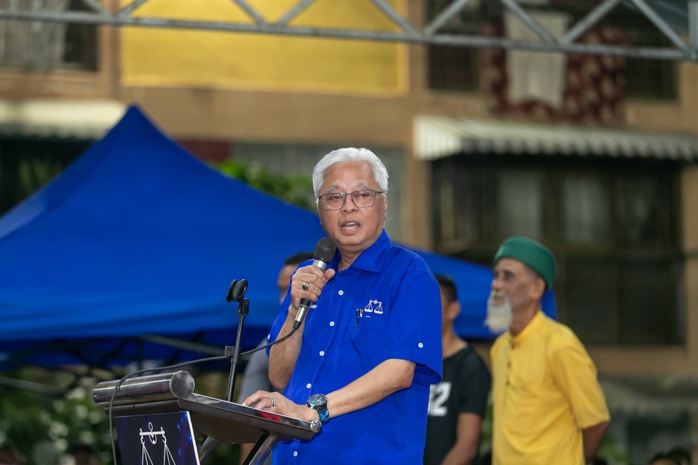 Dato Sri  Ismail Sabri delivers a speech while campaigning at Kampung Datuk Keramat in Titiwangsa November 15, 2022. — Picture by Raymond Manuel