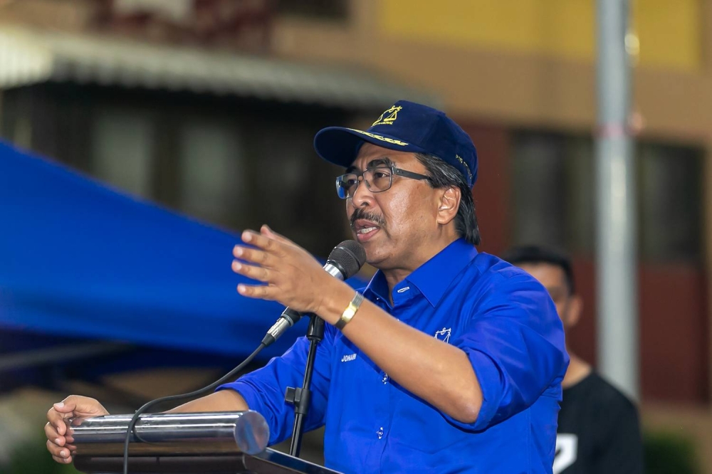 Barisan's Titiwangsa candidate Datuk Seri Johari Abdul Ghani delivers a speech while campaigning at Kampung Datuk Keramat, Titiwangsa November 15, 2022. — Picture by Raymond Manuel