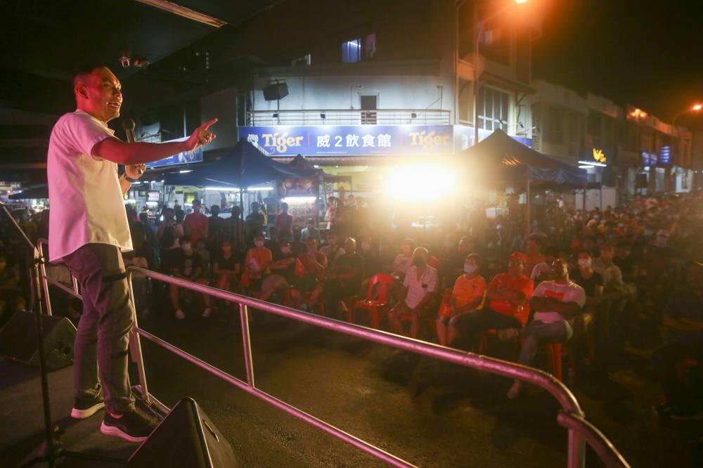 Pakatan Harapan's Bangi candidate Syahredzan Johan gives a speech during a ceramah at Taman Equine November 6, 2022 . — Picture by Choo Choy May