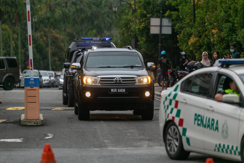 An SUV accompanied by police and prison department vehicles carrying former prime minister Datuk Najib Razak arrives at Kuala Lumpur High Court. November 14, 2022. — Picture by Raymond Manuel