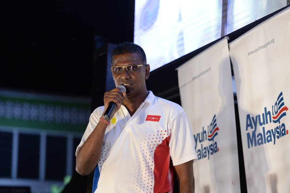 Pakatan Harapan Jelutong candidate RSN Rayer delivers a speech at the Balik Pulau ceramah, November 14, 2022. — Picture by Steven KE Ooi