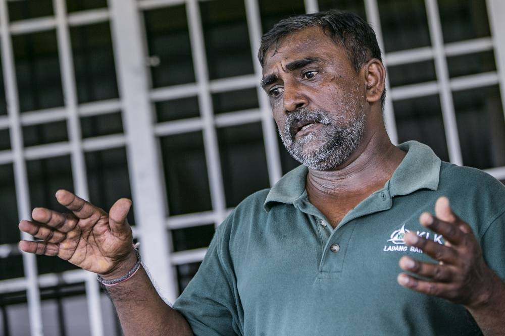 On voting, security guard A. Krishnan said that he would follow what A. Subramaniam says. — Picture by Hari Anggara