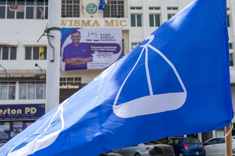 A Barisan National flag and a banner of its candidate P. Kamalanathan are seen at Port Dickson November 8, 2022. — Picture By Raymond Manuel