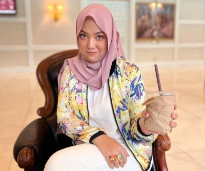 Singer Shila Amzah apologises after wardrobe malfunction (VIDEO