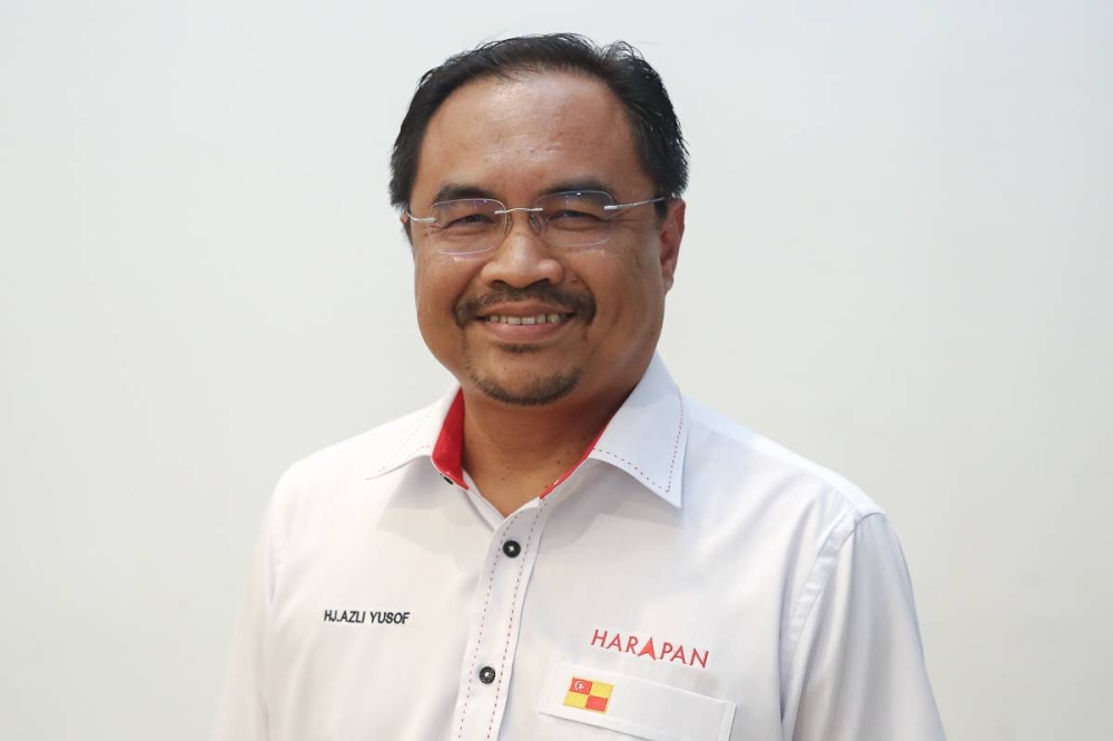 Pakatan Harapan’s Shah Alam candidate Azli Yusof says he is confident he has the support of 70 to 80 per cent of voters here. — Picture by Yusof Mat Isa