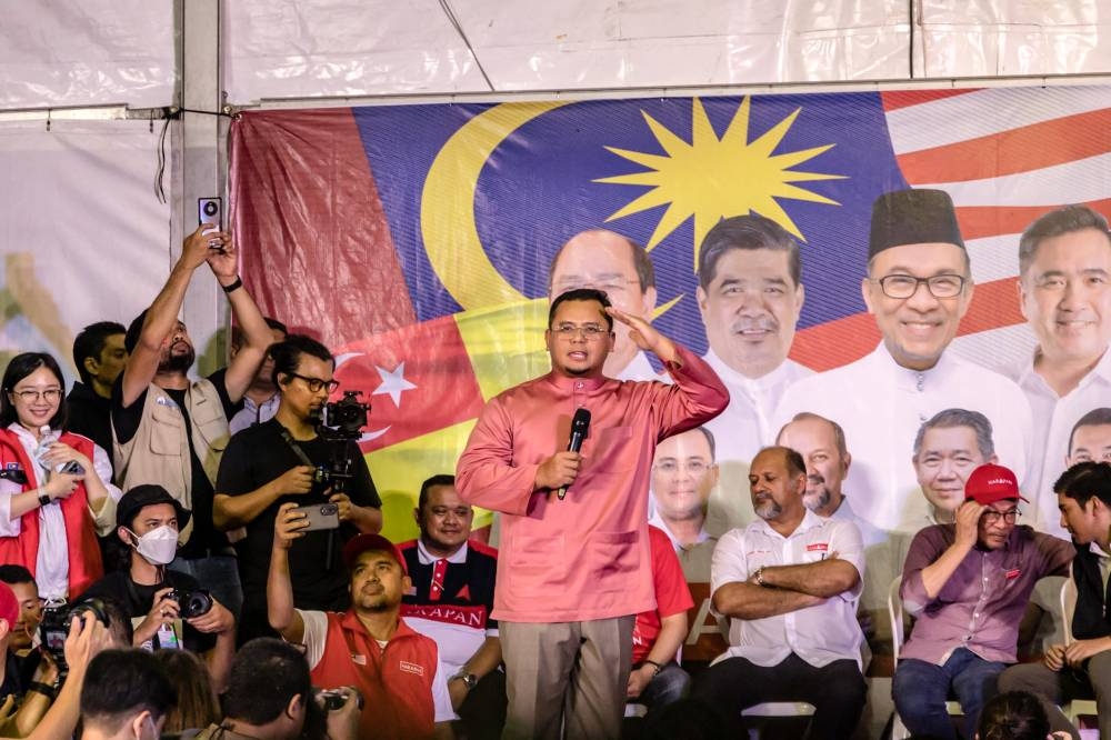Datuk Seri Amirudin Shari delivers a political speech at the Jelajah Mega Pakatan Harapan rally in Taman Keramat, Gombak on November 16, 2022. — Picture by Firdaus Latif