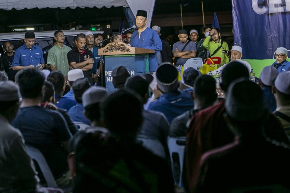 Perikatan Nasional chairman Tan Sri Muhyiddin Yassin gives a speech during a ceramah at Bukit Mor, Muar November 16, 2022. — Picture by Hari Anggara
