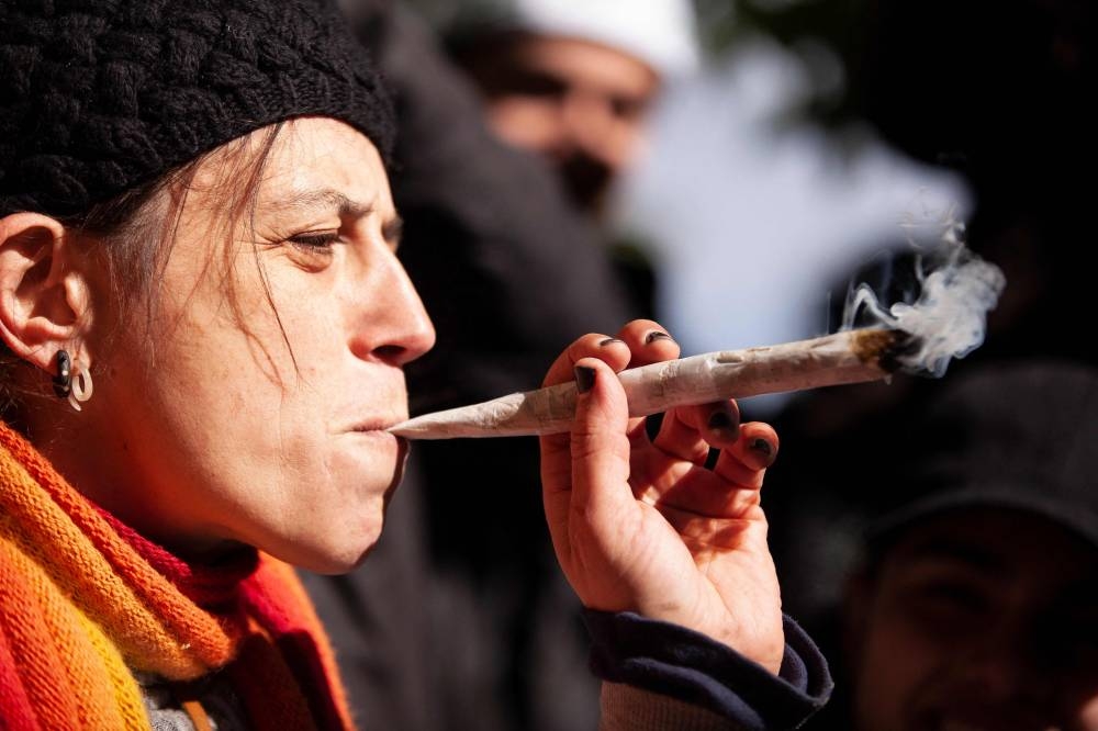 Study Smoking cannabis may be more harmful to lungs than tobacco