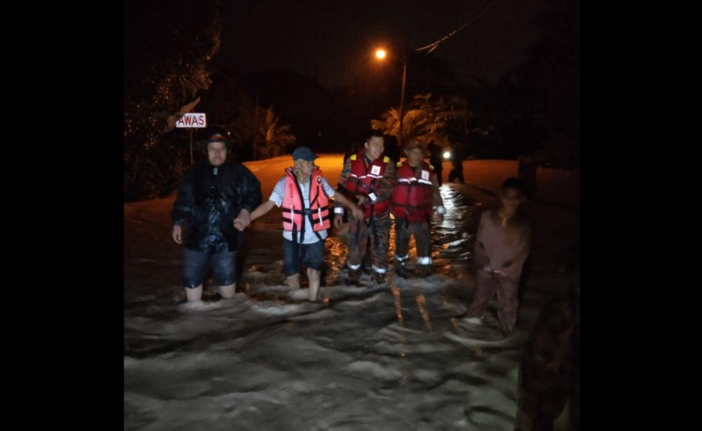 Seven temporary evacuation centres have been opened to accommodate over 800 people after continuous rain around the Klang Valley since last night. — Picture via Facebook