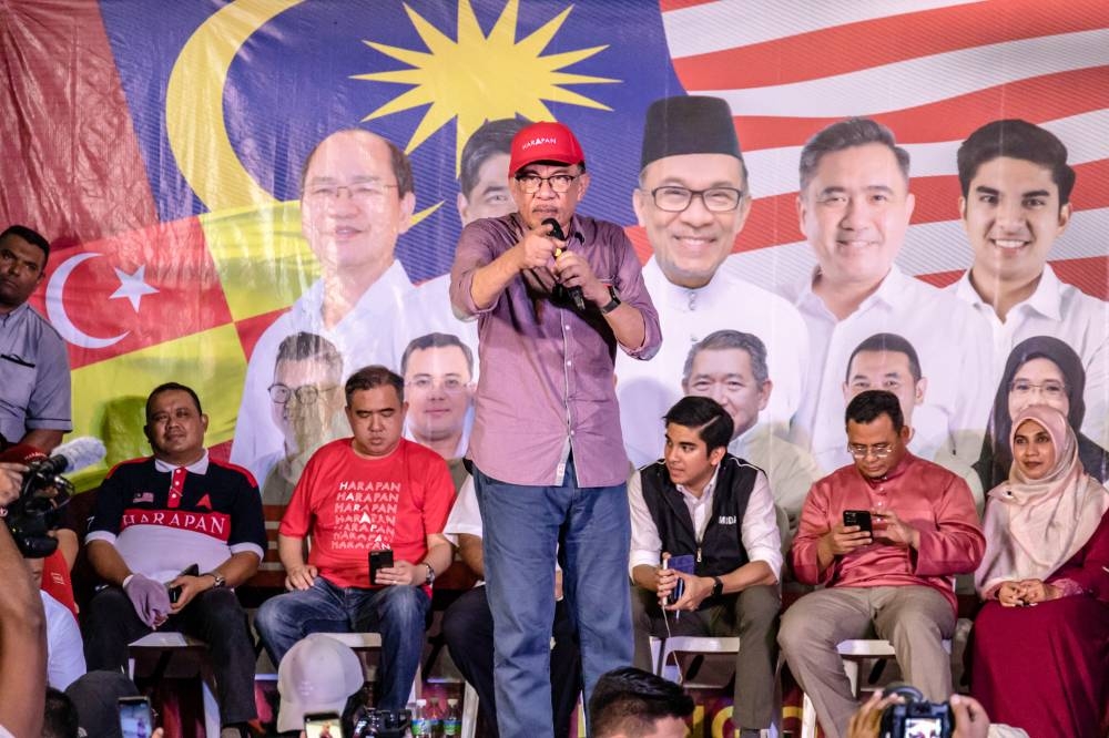 Pakatan Harapan chairman Datuk Seri Anwar Ibrahim speaks during the grand finale of the Jelajah Mega Pakatan Harapan in Dewan MPAJ AU2, Taman Keramat,  November 16, 2022. — Picture by Firdaus Latif