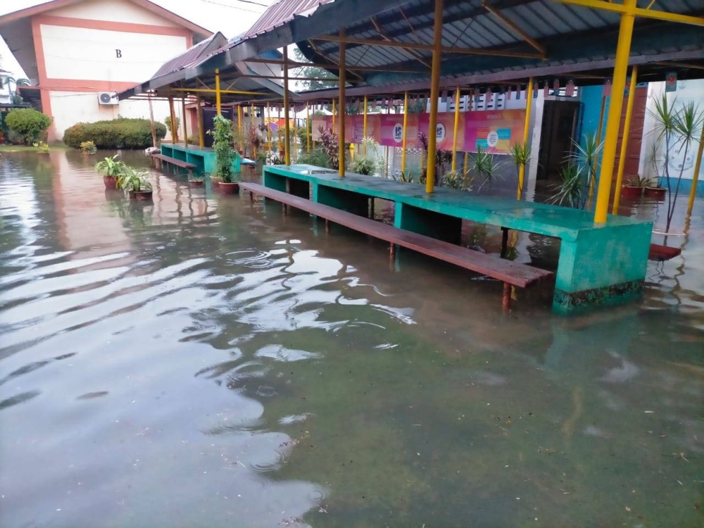 Flooding at Sekolah Kebangsaan (SK) 2 Simpang Lima on the morning of November 17, 2022. — Picture courtesy of Charles Santiago 