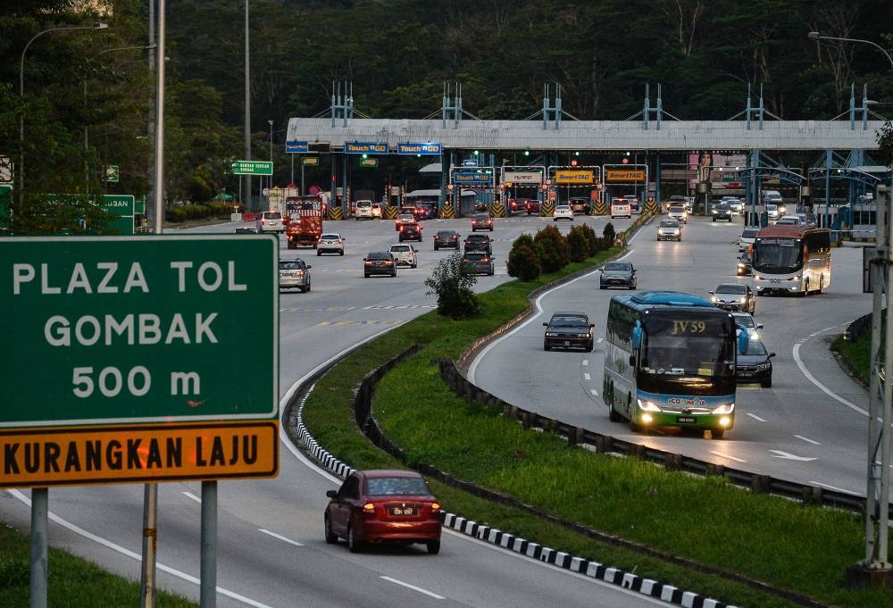 Traffic flow to the east coast at the Gombak toll plaza, Kuala Lumpur, November 17, 2022. — Bernama pic 