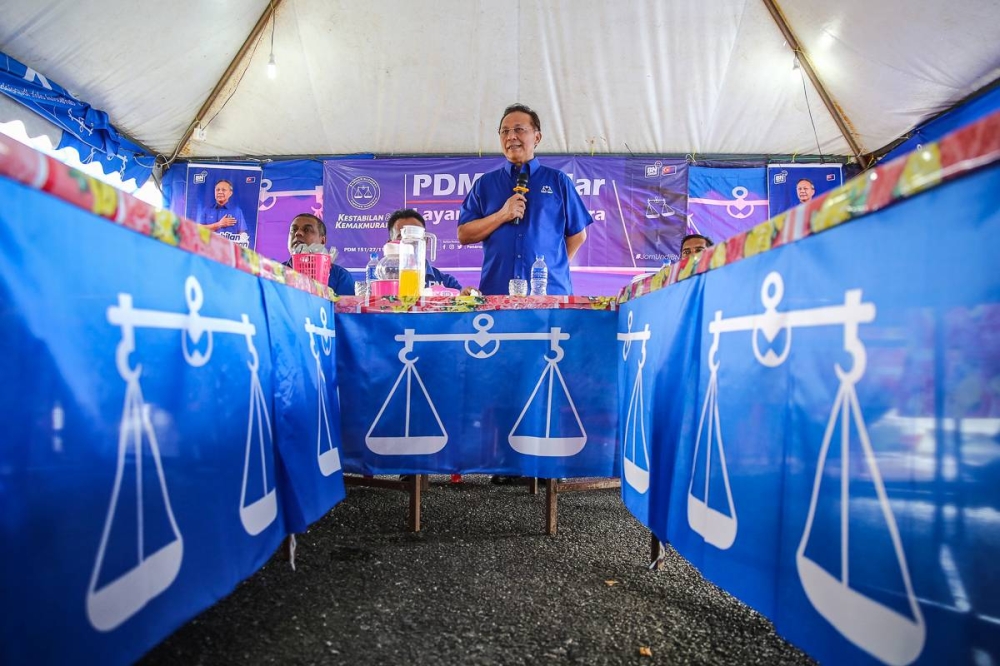Barisan Nasional Simpang Renggam candidate Datuk Seri Hasni Mohammad at a BN dialogue programme with the local community during his campaign trial at Bandar Layang-Layang Utara in Simpang Renggam, November 10, 2022. — Picture by Yusof Mat Isa