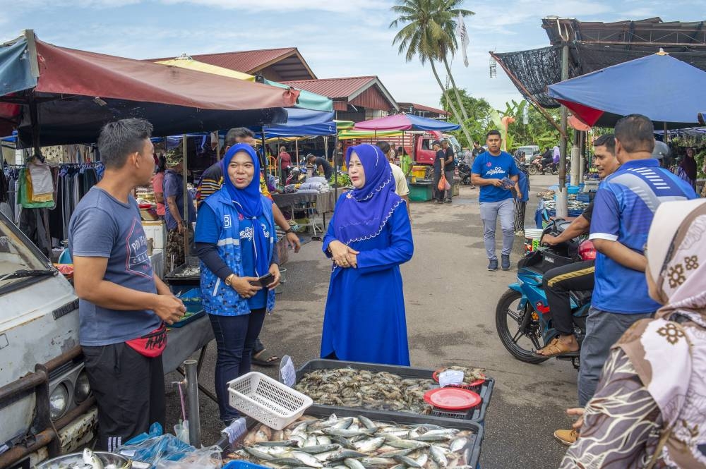 Datuk Shahanim Mohamad Yuso speaks with the fishmongers in Pasar Tikam Batu. — Picture by Shafwan Zaidon