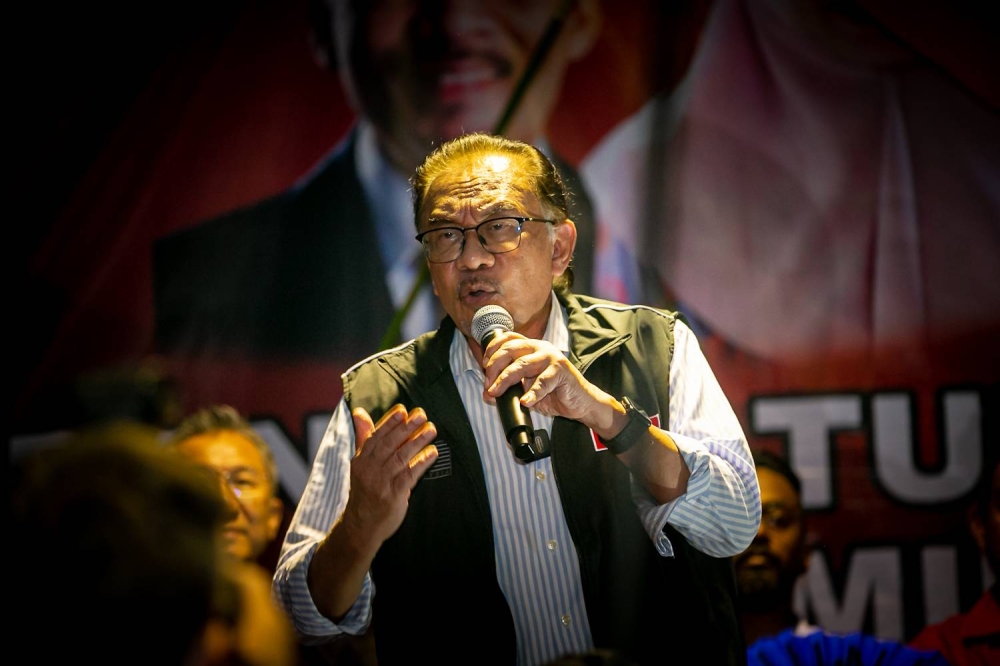 Datuk Seri Anwar Ibrahim delivering his speech at Bandar Tun Razak November 17, 2022. — Picture By Raymond Manuel