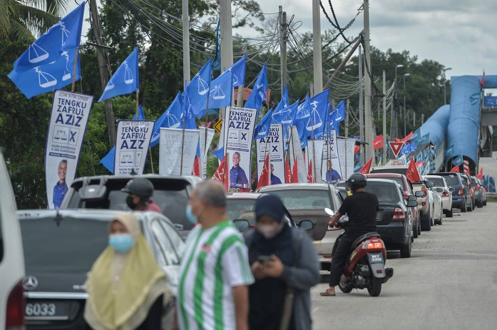 Barisan Nasional election paraphernalia was seen dominating various areas in Kuala Selangor. — Picture by Miera Zulyana
