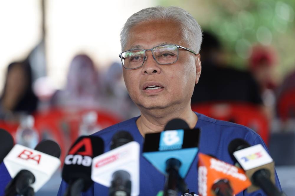 Datuk Seri Ismail Sabri Yaakob speaks at a press conference after attending a meet-and-greet programme with residents of Bandar 32 in Bera, November 18, 2022. — Bernama pic 