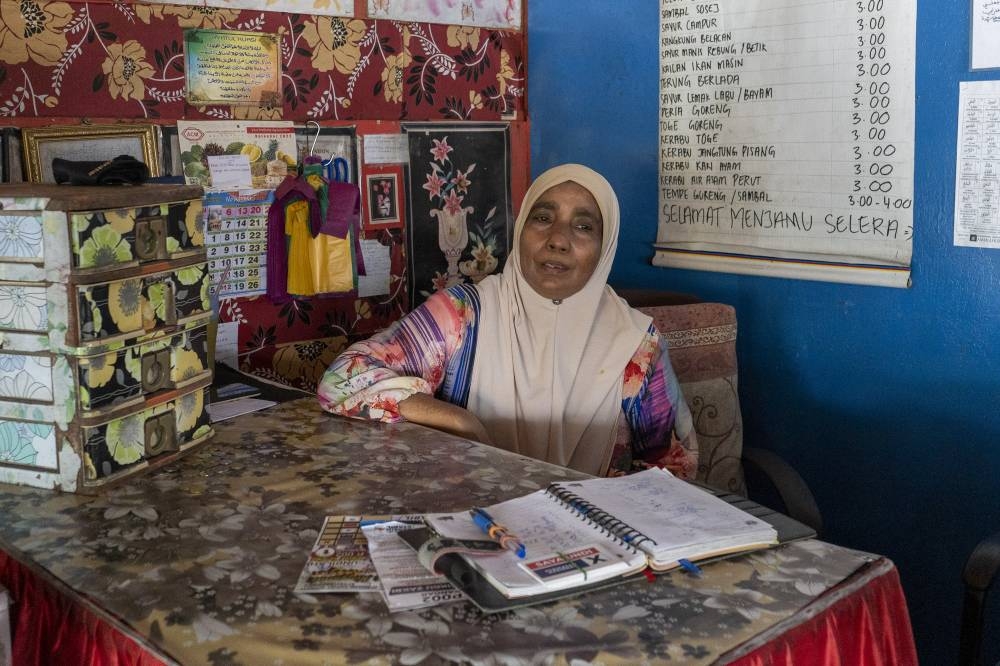 Kak Bee who runs a roadside food stall said she is done with Umno and caretaker Perlis mentri besar Datuk Seri Azlan Man. — Picture by Shafwan Zaidon