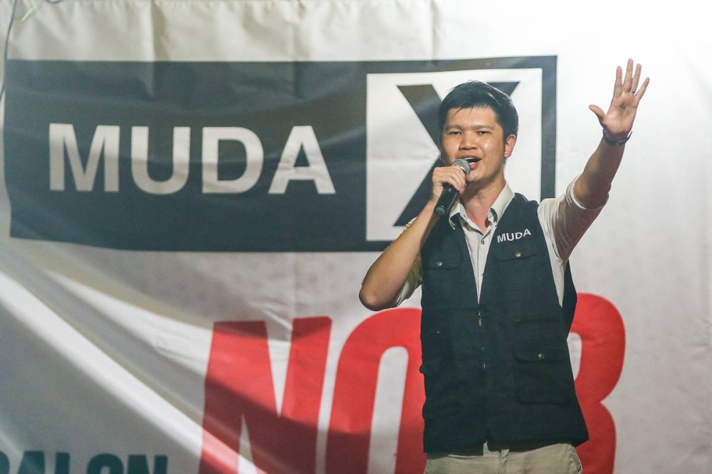 Muda’s Tanjung Piai candidate Lim Wei Jiet speaks during a night ceramah at Pekat Nanas in Tanjung Piai, November 12, 2022. — Picture by Yusof Mat Isa