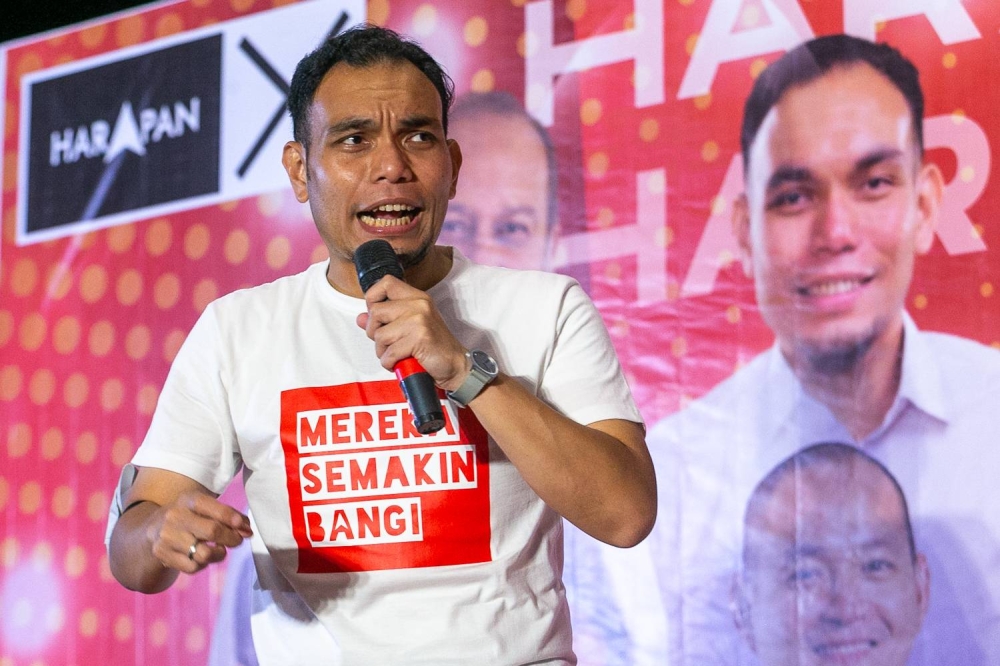Shahredzan Johan delivers a speech during the Ceramah Mega Finale Bangi at Jalan Dataran 6, Cheras Trade Square, November 18, 2022. — Picture by Raymond Manuel