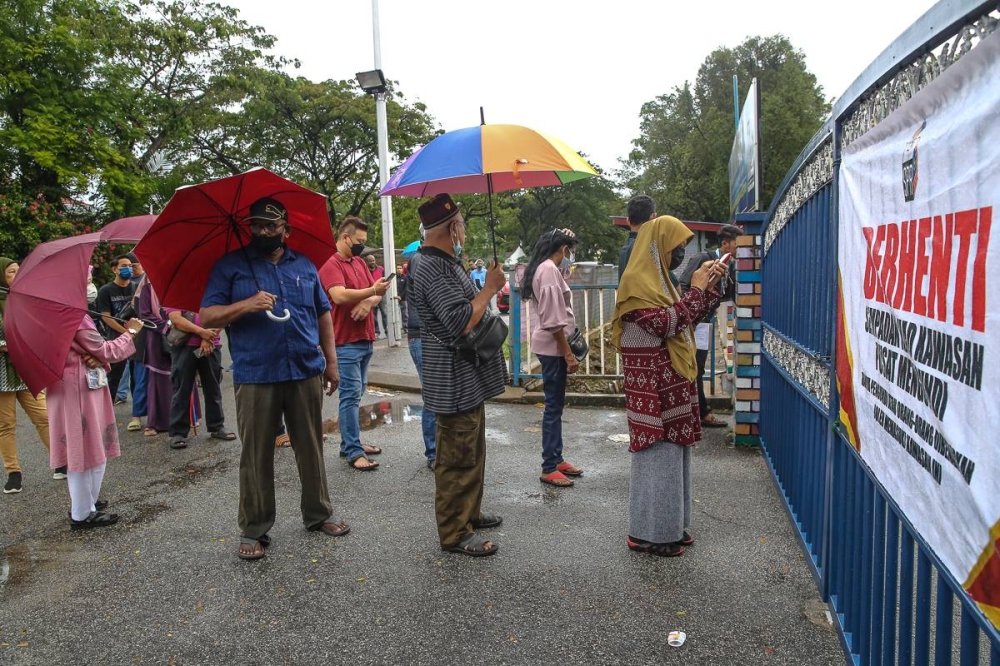 Voters queue up to cast their ballots at a polling station in Shah Alam November 19, 2022. ― Picture by Yusof Mat Isa