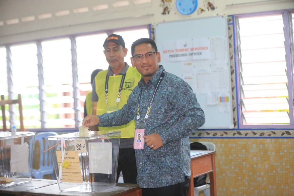Datuk Seri Ahmad Faizal Azumu casts his vote at Sekolah Agama Rendah Al-Ithidayah in Tambun, Ipoh November 19, 2022. ― Picture by Farhan Najib