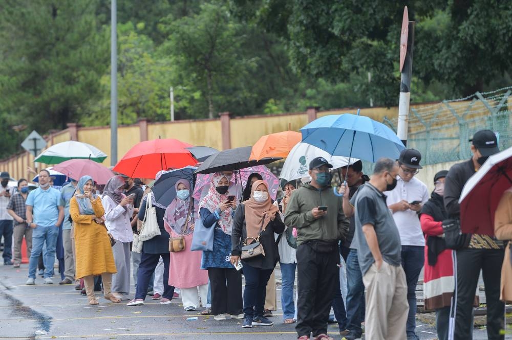 Voters queue up to cast their ballots at the Sekolah Puncak Alam 2 polling station, November 19, 2022. ― Picture by Miera Zulyana