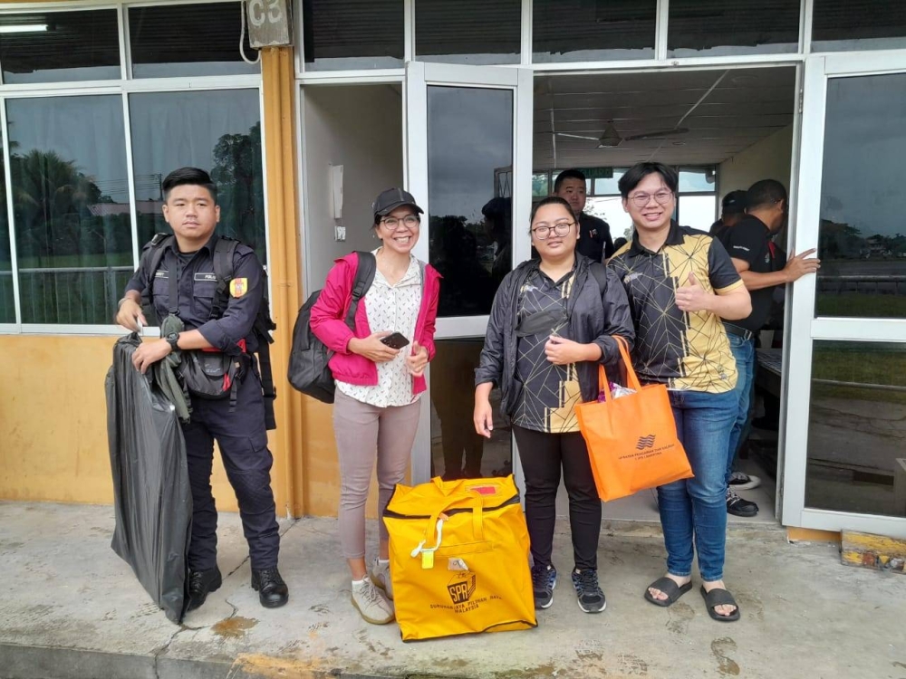 Picture shows the EC workers who managed to land in Long Liam this morning. ― Borneo Post