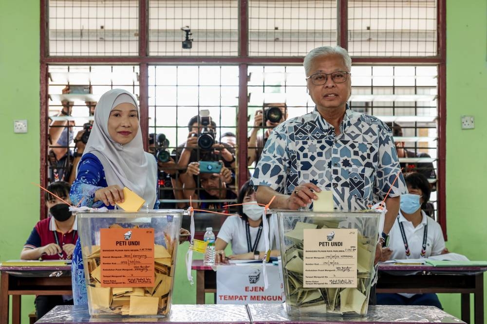 Datuk Seri Ismail Sabri Yaakob and his wife Datin Seri Muhaini Zainal Abidin cast their votes at Sekolah Menengah Kebangsaan (SMK) Bandar Kerayong in Bera November 19, 2022. ― Bernama pic