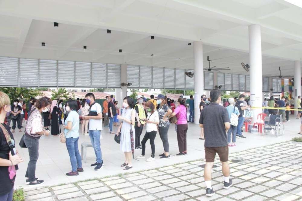 An elderly woman fainted while queueing to cast her vote at the Peak Nam Toong temple in Kota Kinabalu due to the long wait in the heat.