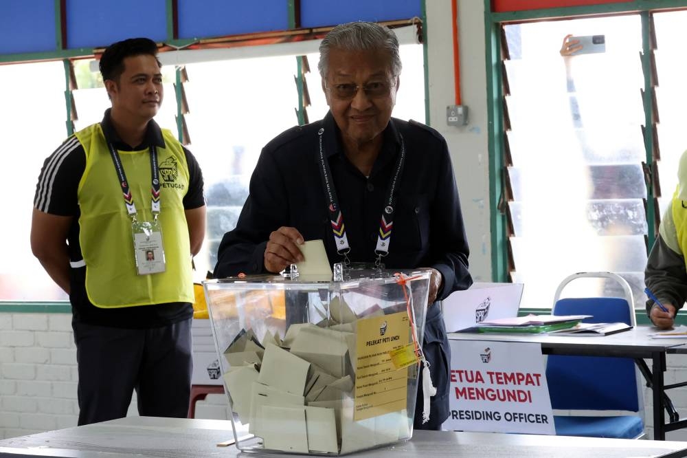 Protem chairman of Gerakan Tanah Air, Tun Dr Mahathir Mohamad, casts his ballot at SK Titi Gajah in Alor Setar November 19, 2022. — Bernama pic