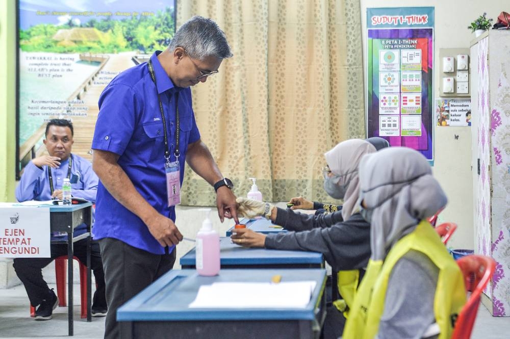 Tengku Zafrul Tengku Abdul Aziz at the voting centre in Sekolah Puncak Alam 2 November 19, 2022. — Picture by Miera Zulyana